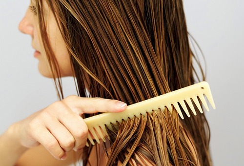Расчёсывание волос с льняным маслом