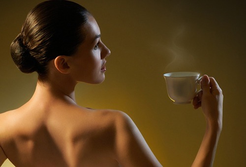 Женщина держит чашку горячего чая