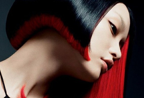 Девушка с красно-черными волосами