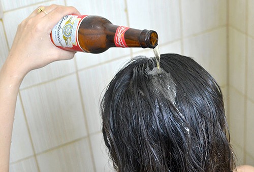 Девушка ополаскивает волосы пивом