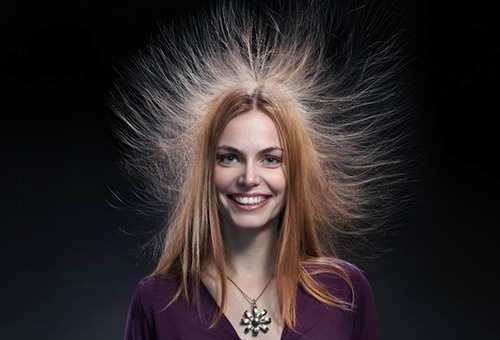 Девушка с электризующимися волосами