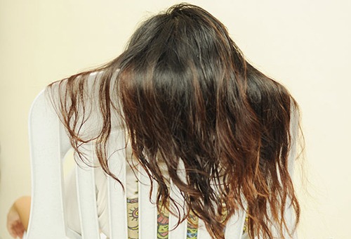 Волосы лучше сушить естественным путем, без использования фена