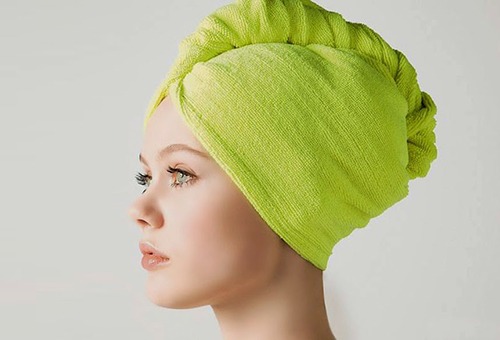 Девушка с  полотенцем на голове