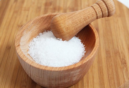 Соль в деревянной ступке