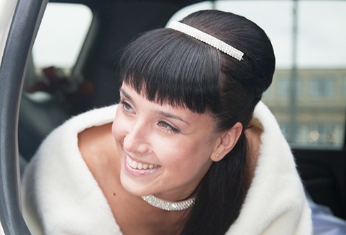 Винтажная свадебная прическа на длинные волосы с челкой