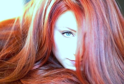 девушка с ярким цветом волос