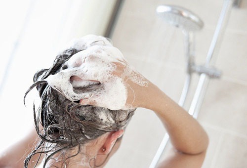 мыть волосы перед окрашиванием