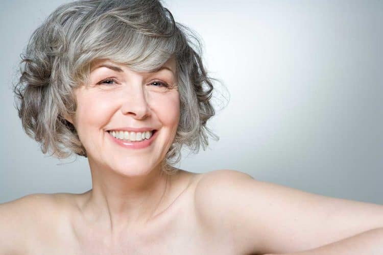 Уход за седыми волосами после 50 лет: полезные советы