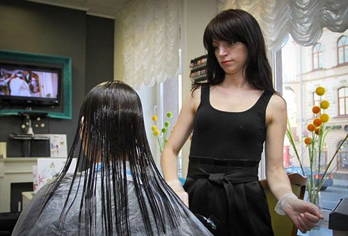Процедура выпрямления волос в салоне